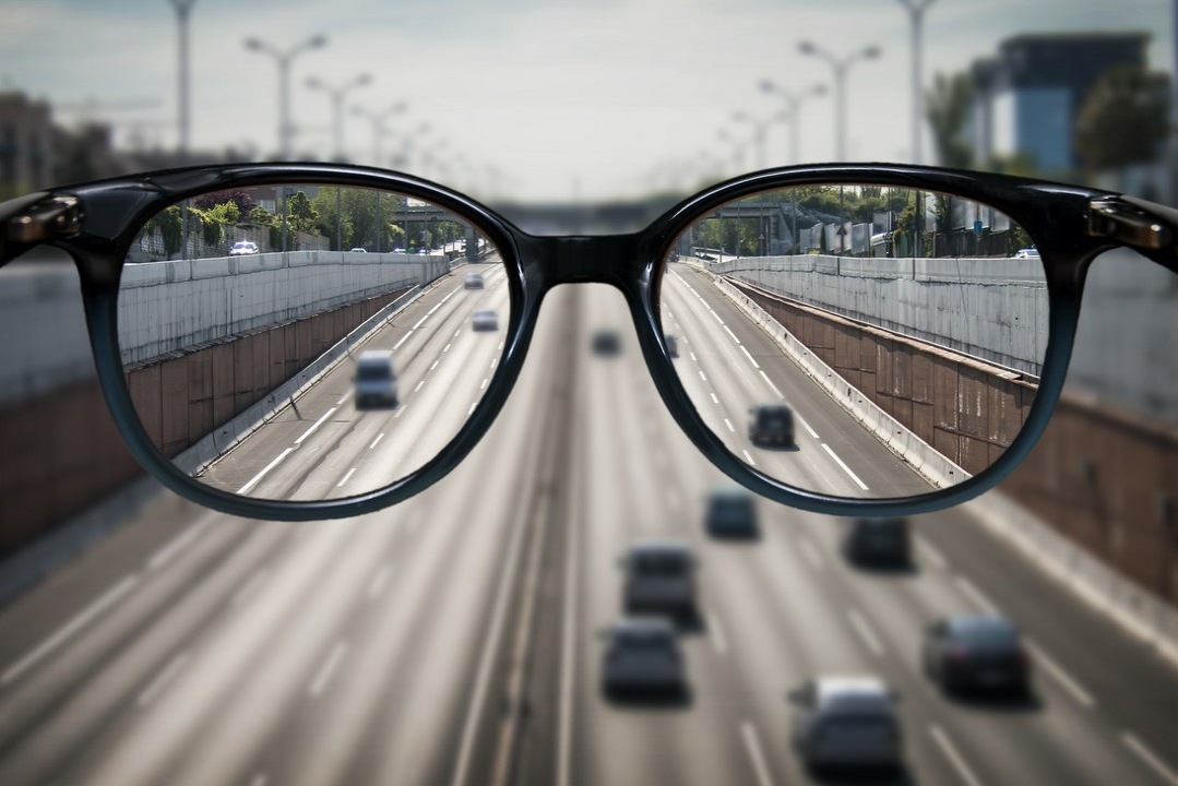 widok na drogę przez okulary
